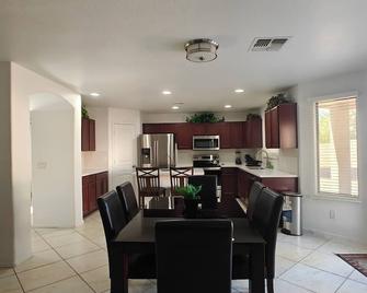 Spacious 4-bedroom house in Phoenix with WiFi, AC 2 story - Phoenix - Phòng bếp