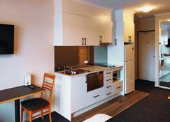 Long term Studio Apartment with Balcony, - Tuggeranong - Kitchen