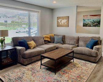 Happy Ever Active Hideaway with Large Deck & Lake View - Oyama, Lake Country - Lake Country - Living room