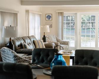 River & Bay Views at Shirley's Temple! - Bay City - Living room