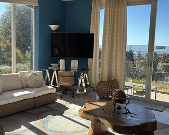 1 Big Private Bedroom + 1 Private Sunroom + 1 Private bathroom: Nothing shared - Fremont - Living room