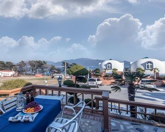 Namhae Arabyeoldom Pension - Namhae - Balcony