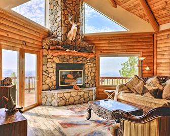 Stunning Log Cabin with Great Views, Firepit, Deck near Twain Hart - Sonora - Sala de estar
