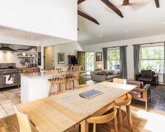 Cozy Shelter Island Cottage, walk to beaches and Mashomack Preserve - Shelter Island - Dining room