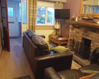 Cosy Cottage- Sleeps 4 Free Parking & Golf Nearby - Buncrana - Living room