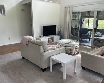 Elegant 3-Bedroom Condo in Lewes with Pond Views - Lewes - Living room