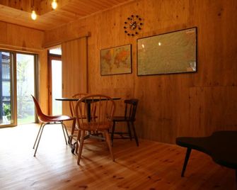 Hostel Fish in a River - Takayama - Essbereich