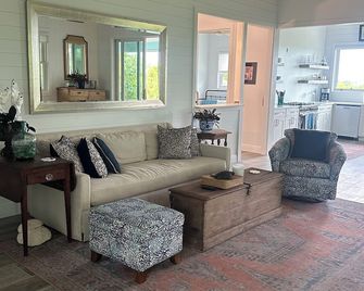 Sea Bird 3/3 Overlooking the Sea of Abaco with Private Beach & dock access - Green Turtle Cay - Living room