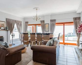 3 Bedroom Hilltop Home with Spectacular Views - Cape Town - Living room