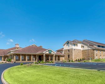 Quality Inn and Suites Bedford West - Bedford - Gebouw