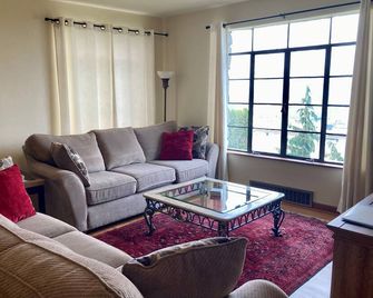 Stone House at Callan Cellars Chelan! - Chelan - Living room
