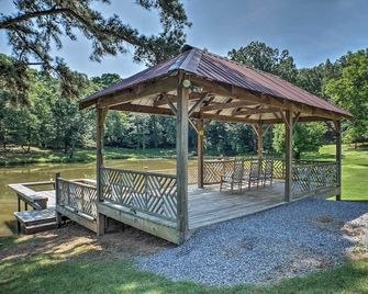The Treehouse at Kudzu Cove Cabins Resort - Ґантерсвілл - Патіо