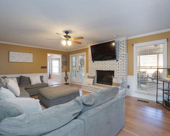 You Private Luxury Oasis Away From Home - Gardendale - Living room