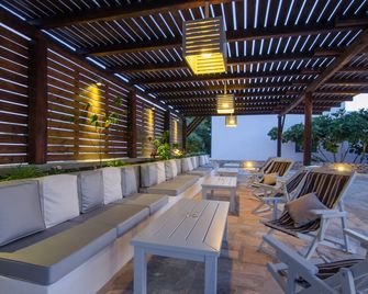 Brother's Hotel - Ios - פטיו