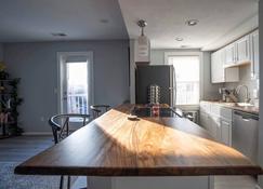 Bright & Modern 2BR Apt in Historic Federal Hill! - Providence - Küche