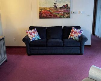 Cozy two bedroom home with ocean view. Quiet and secluded location. - Lubec - Sala de estar