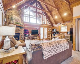 Honey Bear Pause Rural Escape with Porch and Hot Tub! - Townsend - Living room