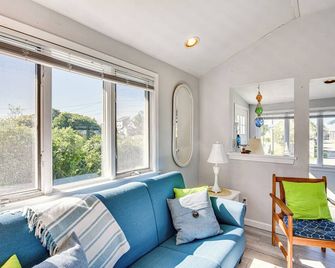 Quaint Coastal Cottage with Patio! - Charlestown - Sala de estar