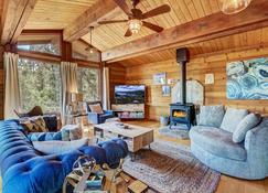 Altitude Adjustment Lodge - Hot Tub Sunset Lake Views - Glenbrook - Living room