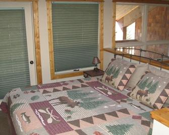 Downtown Loft with Balcony, across from river confluence, walk to restaurants - Estes Park - Bedroom