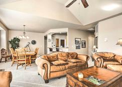 Home with Deck Near Lake Avalon, Boat Ramp and Golf! - Bella Vista - Living room