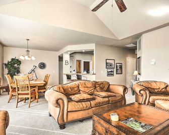 Home with Deck Near Lake Avalon, Boat Ramp and Golf! - Bella Vista - Sala de estar