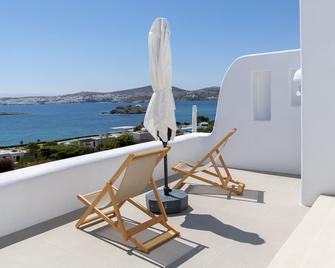Kymo Luxury Suites Paros - Kolympithres - Balkon