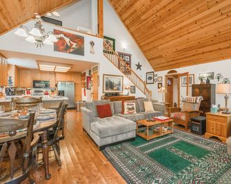 Blackdog Hideawayhot Tub, (2) Arcades, Foosball, Pingpong, Smart Tv's, Cable + Hoa Amenity Passes - Truckee - Sala de estar