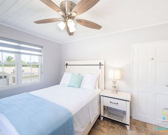 Dover Court Apartments - Steps to St Lawrence Gap - Christchurch - Habitación