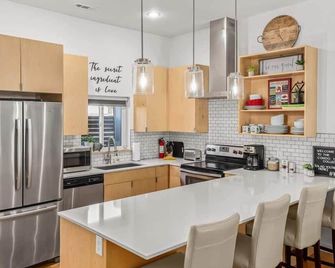 Modern Condo: Experience Fayetteville Luxuriously - Fayetteville - Kitchen