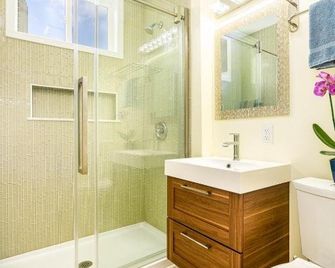 Pali Kai Cottage 17 A, Ocean Bluff, Nawiliwili - Lihue - Bathroom