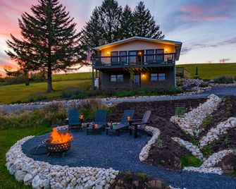 77 in Canaan. Big views. Starry skies. Cozy comfort. Dogs, EV, kids 13+ welcome. - Davis - Patio