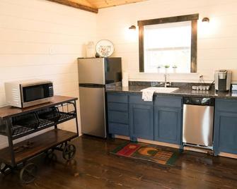 Charming well appointed Cottage in Ashland ( 800 + sq. ft. ) - Ashland - Kitchen