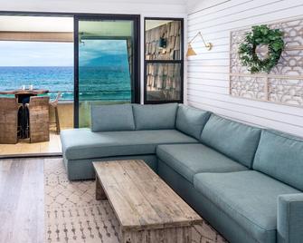 Oceanfront views. Modern renovation in paradise. - Kahului - Living room