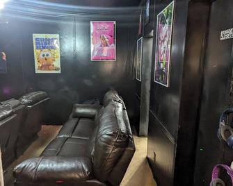 Access Granted family-friendly fun house & entertainment - Darlington - Living room