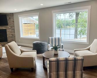 The Lake House - Quiet Lakefront Living! - Carmi - Living room