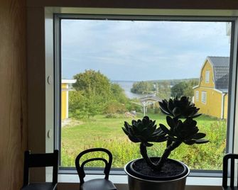 Peaceful Cottage Near Lake Hjalmaren - Vingåker - Balkon