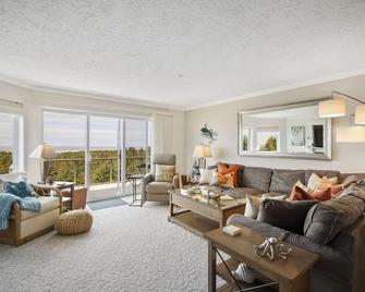 Breathtaking 180° Water Views from Beards Hollow to Long Beach - Seaview - Living room