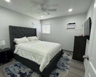 The Long Beach Gem is a Cozy 3-bedroom apt with a 5min walk to the beach - Long Beach - Bedroom