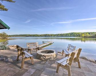 Lake Cabin in Honor w/ Hot Tub, Dock & Sauna! - Honor - Patio