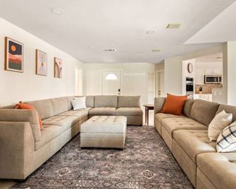 Lake Conroe - Kayak, Paddle Boards, Fishing, Pool Table, Pet Friendly! - Willis - Living room