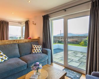 Cosy two bedroom cottage in Waterville with sea views - Waterville - Living room