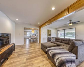 Relaxing family-friendly home - firepit, playground & river access - Liberty Hill - Sala de estar