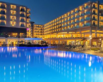 نيسيبلو بيتش ريزورت - آيا نابا - حوض السباحة