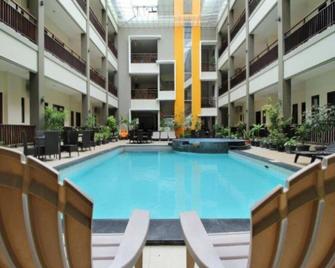 Sun In Pangandaran Hotel - Pangandaran - Басейн