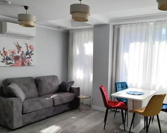 Mar Apartments Alicante - Аліканте - Вітальня