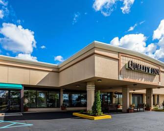Quality Inn University - Lansing - Bygning