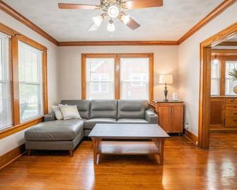 1925 Craftman style home close to downtown Morton - Morton - Living room