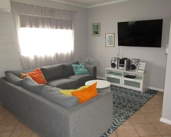 The Catch ~ short walk to beach! Dog Friendly - Off Peak Special! - 스탠스베리 - 거실