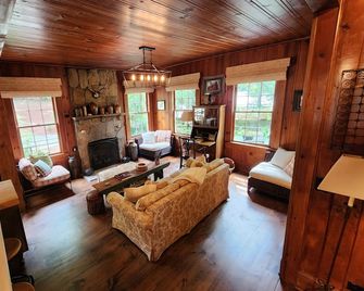 Classic Lakehouse on a Lovely Mountain stream with Lake Rabun access & 4 Bedroom - Lakemont - Living room